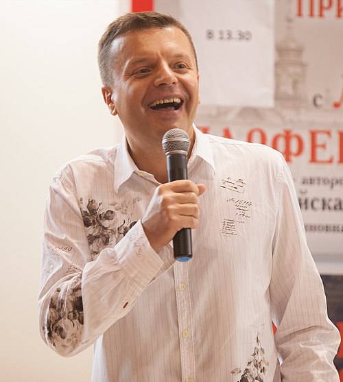 500px-Moscow,_VDNKh,_Leonid_Parfyonov_on_stage_(10656358313)_(cropped) Леонид Парфенов в 2025