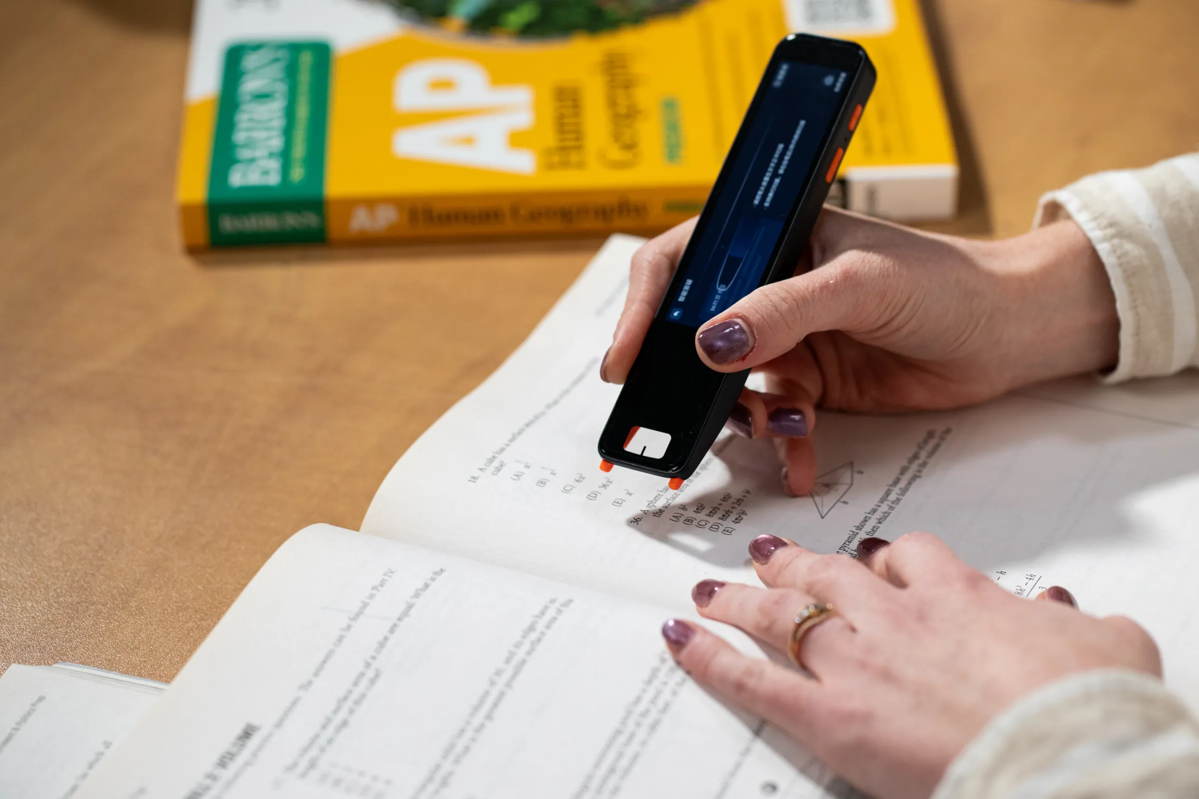 Вірусна "ШІ-ручка для списування" з TikTok: чи дійсно вона спрацює на екзаменах