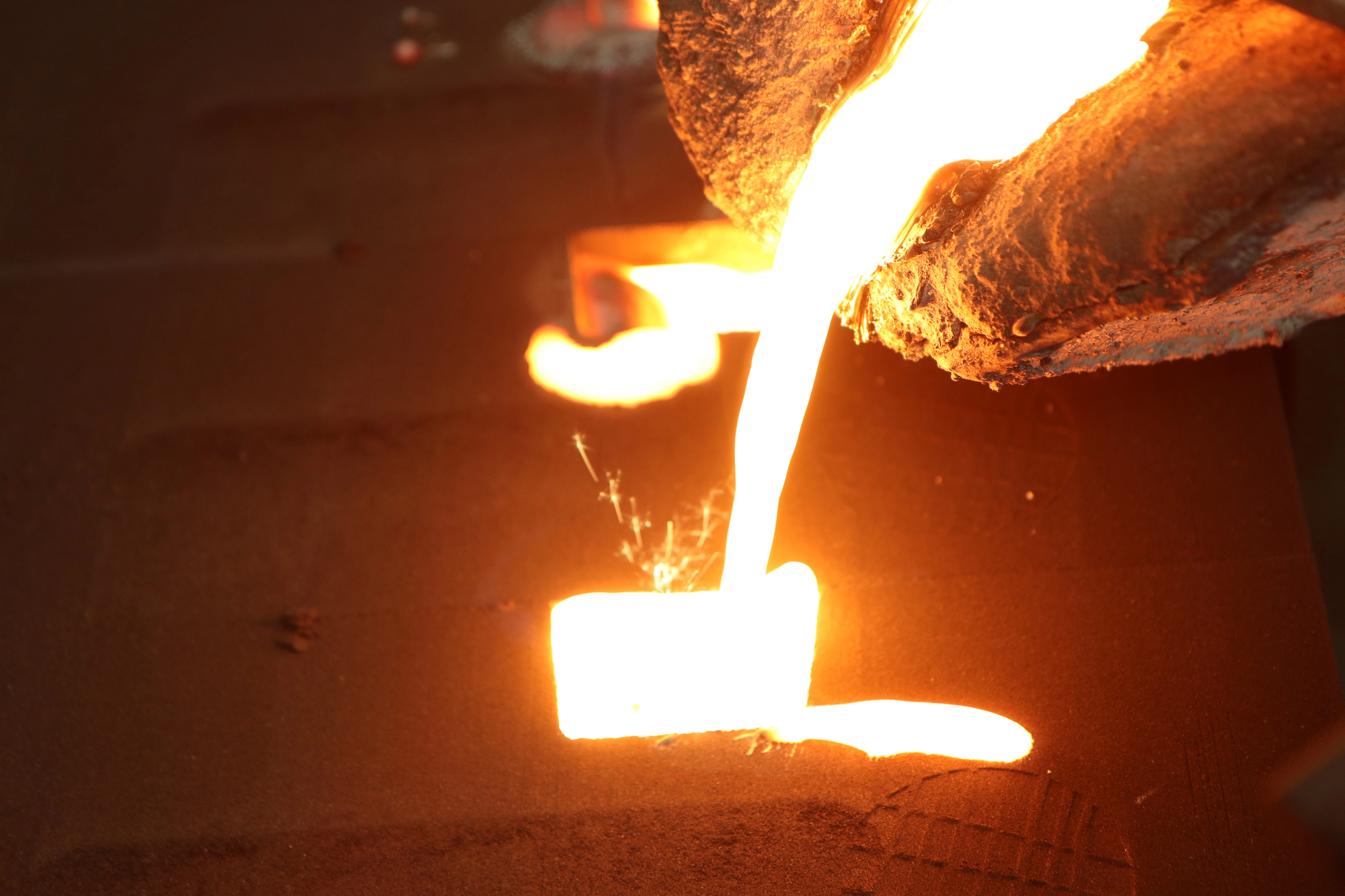 MIT відкрив таємні атомні структури металів, що зберігаються навіть в розплаві: "Не можна повністю