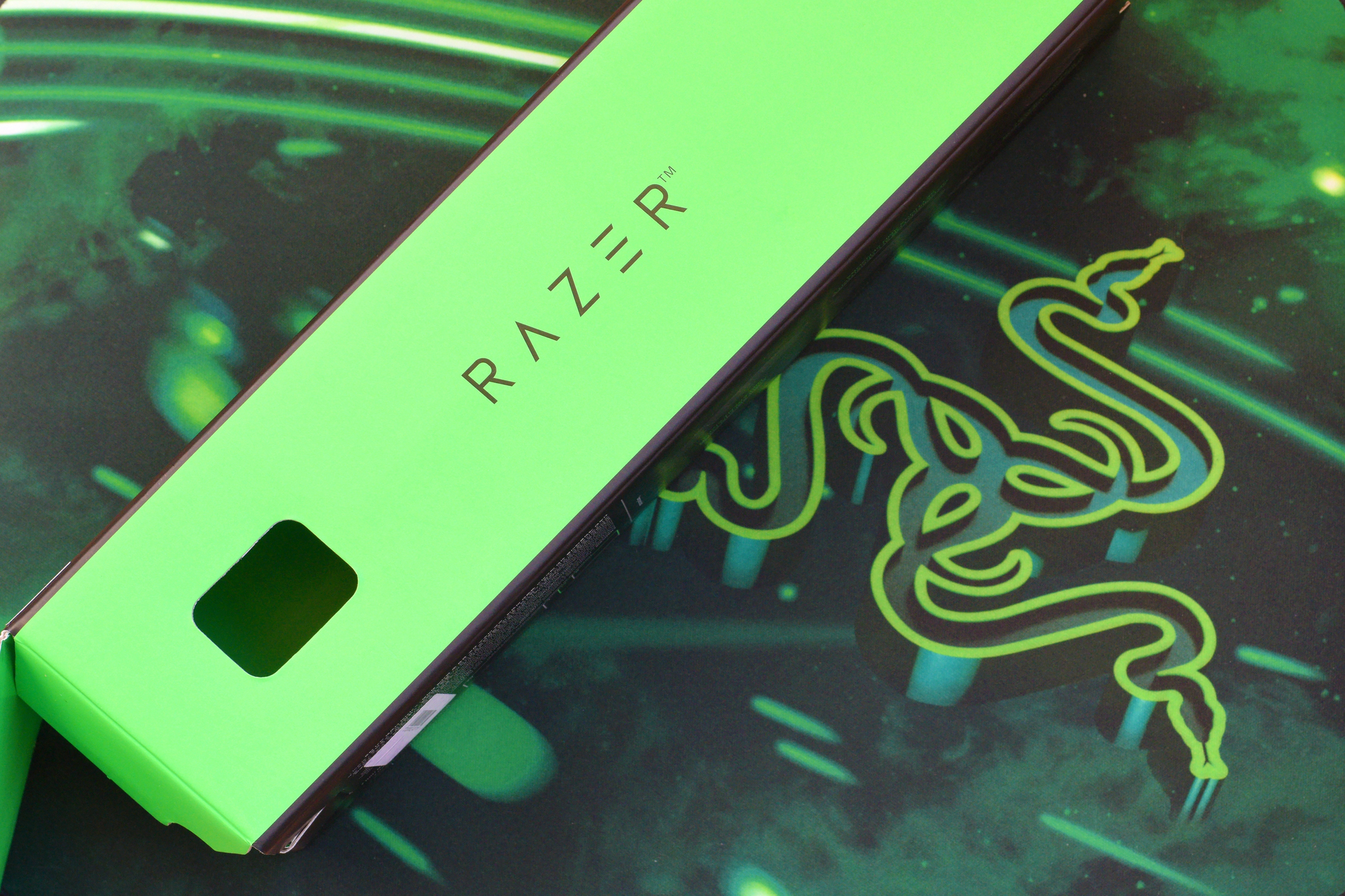 Вимкни драму з ANC: Razer осоромилась рекламою гарнітури, що "заглушує" жіночі балачки
