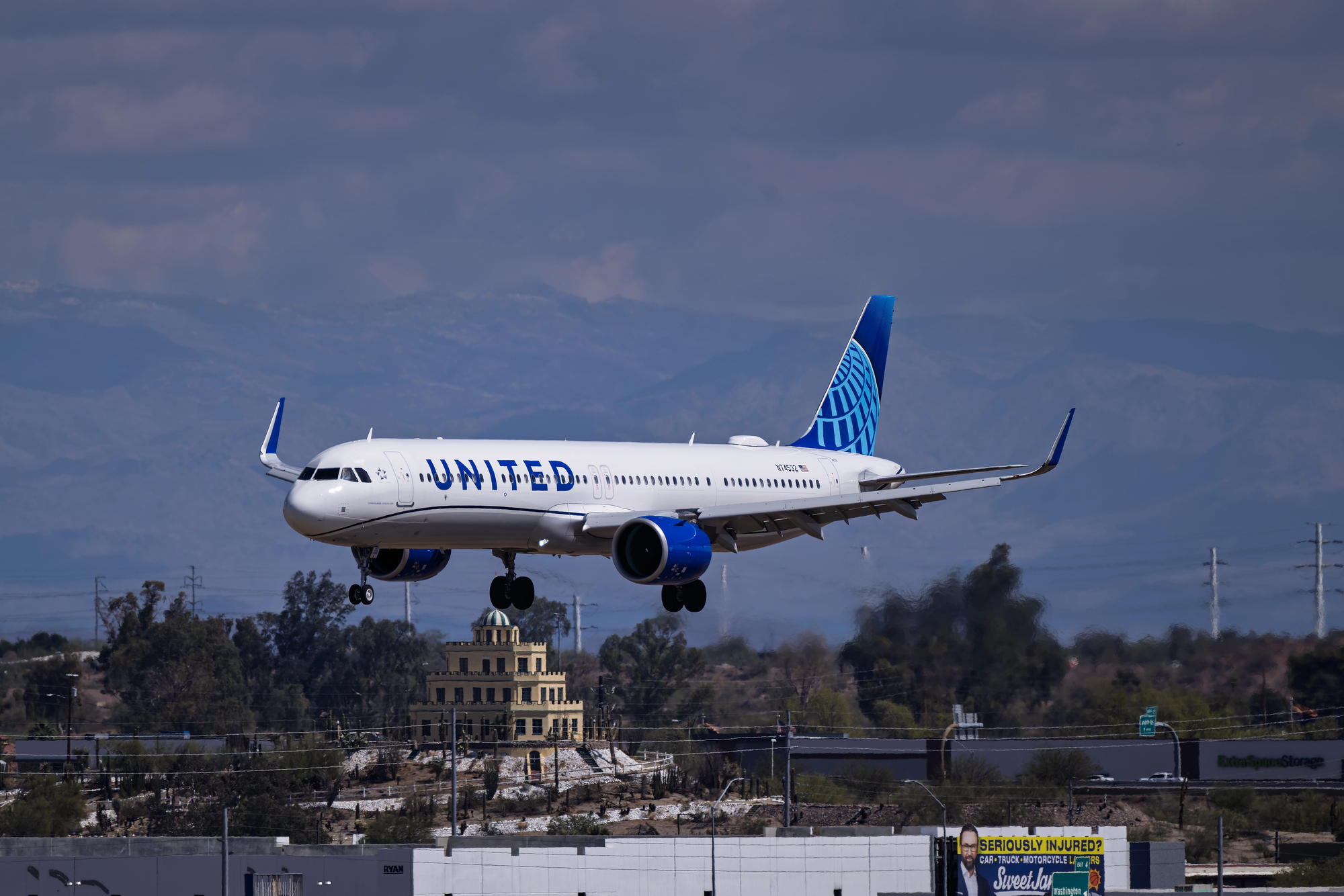 "Щось із космосу" врізалось в літак United Airlines і пробило вітрове скло