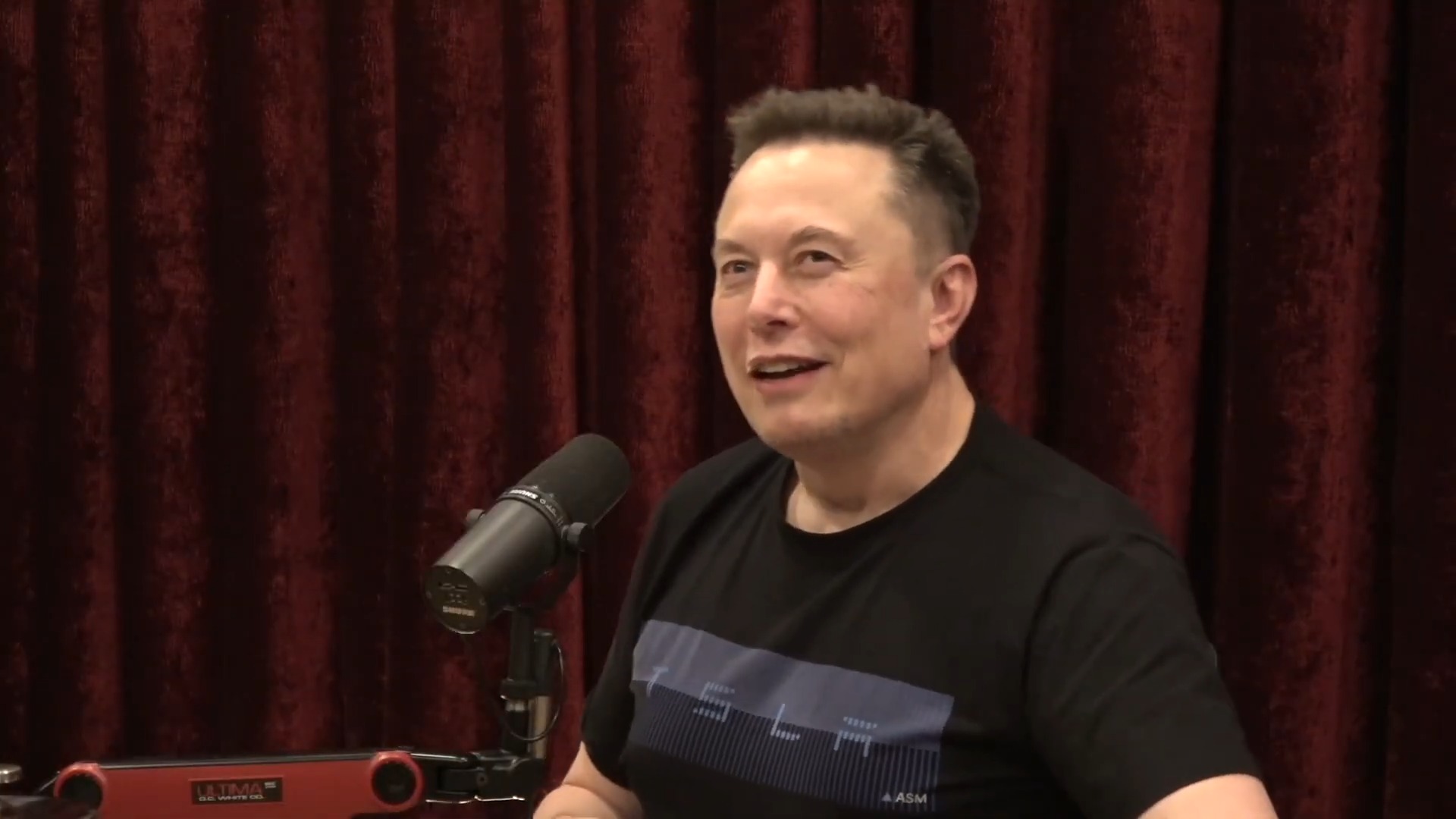 Ілон Маск натякнув на літаючу Tesla до кінця року