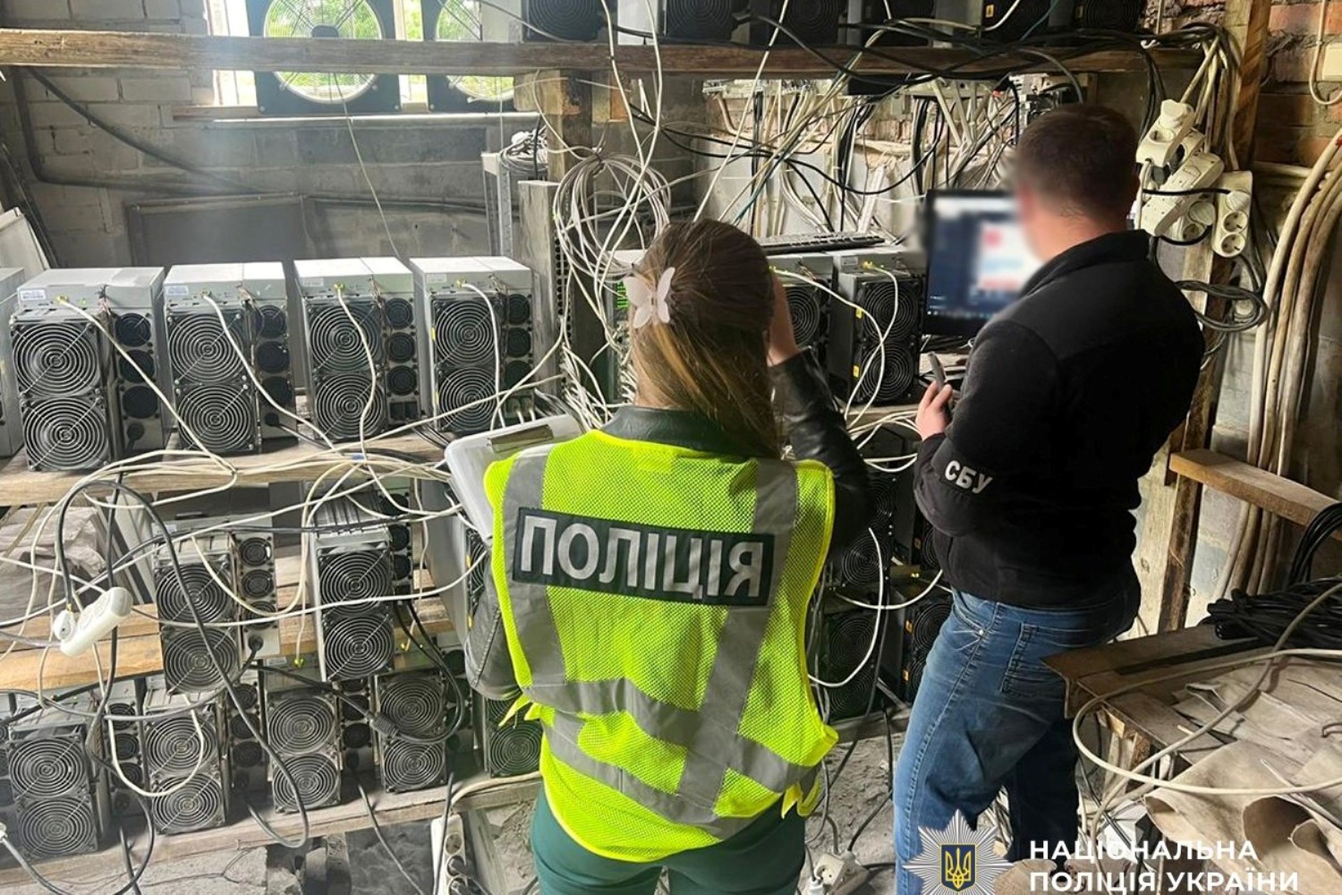 Киянин нелегально майнив біткоїни під Житомиром: збитки енергетиків сягнули майже 2,3 млн гривень