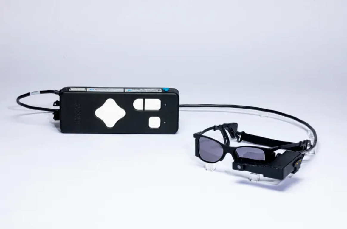 Незрячим відновили зір за допомогою нового імпланту та розумних окулярів