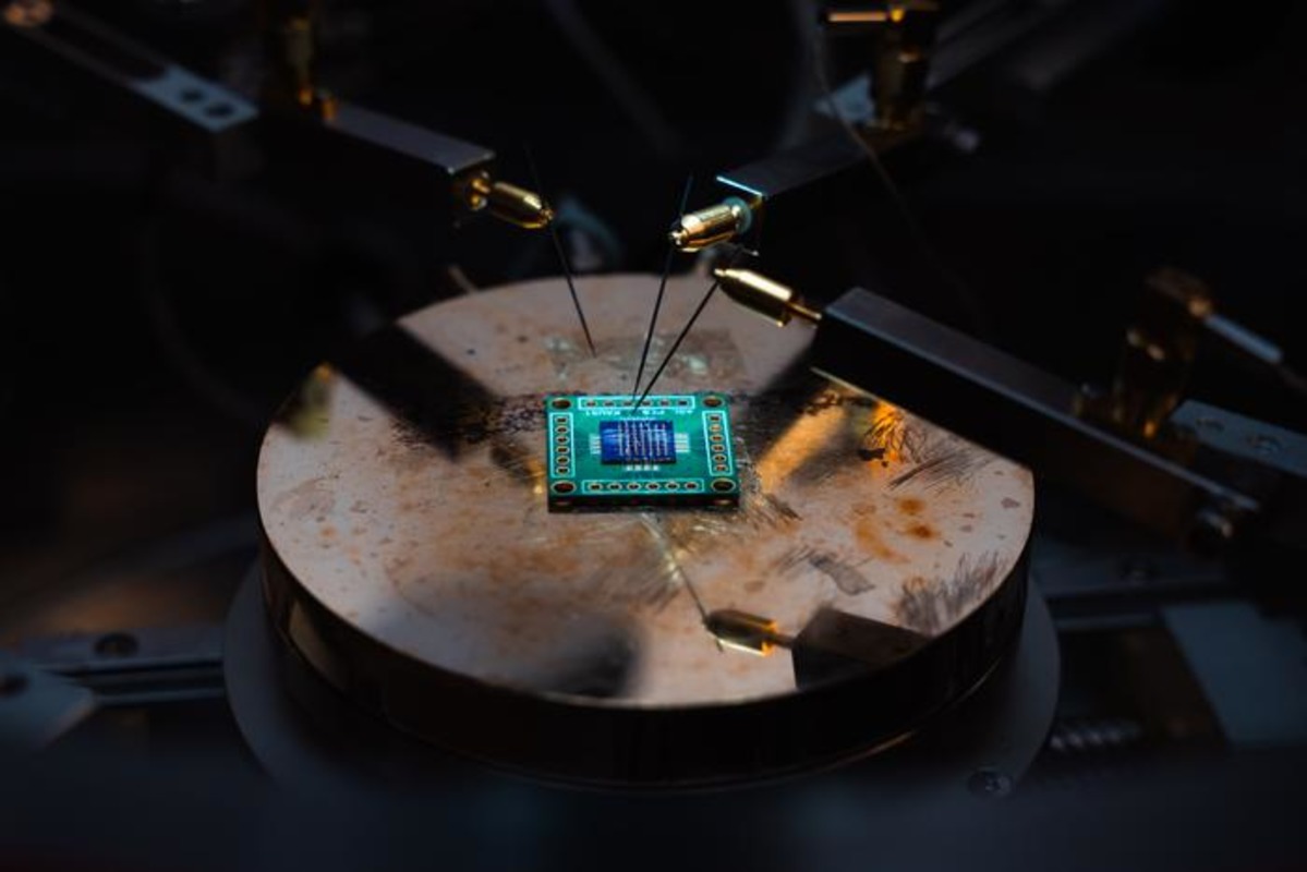 “Друге дихання” закону Мура: вчені створили перший шестишаровий гібридний мікрочип