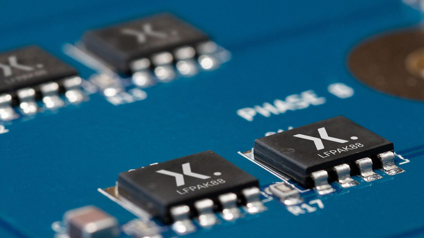 Світові автовиробники врятовані: Китай дозволив експорт чипів Nexperia за заявками