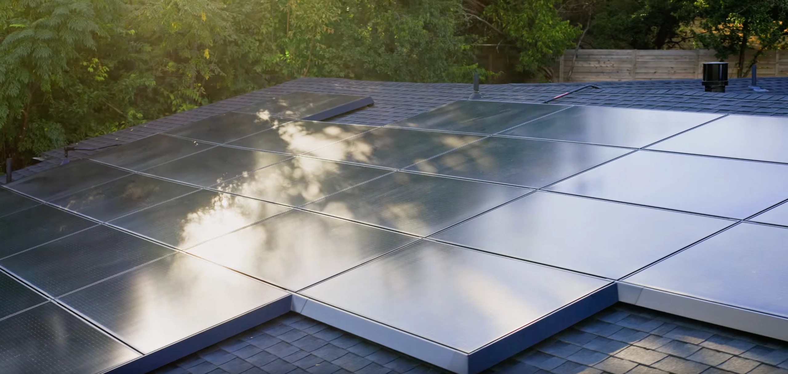 Сонячні панелі Tesla: компанія повертається до бізнесу та запускає нову модель у США